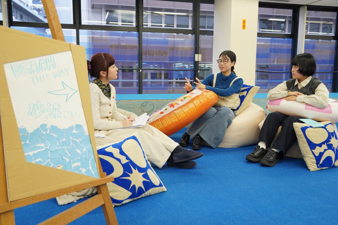 写真右から、おかだゆみさん、小栗舞花さん、みなと芸術センター開館準備室職員、藤崎春花