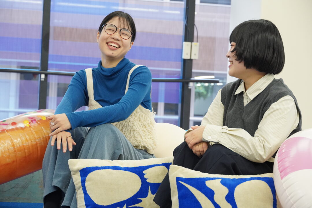写真左から、小栗さん、おかださん